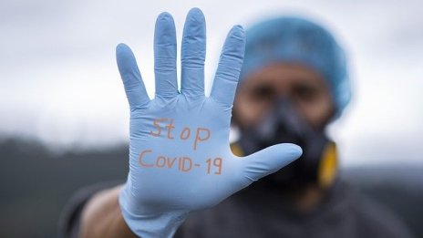 България бележи спад с 32,8% на заболелите от COVID-19
