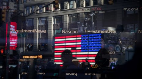 Wall Street затвори с ръстове волатилна сесия в очакване на разговори между САЩ и Китай