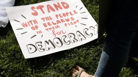 Има по-големи заплахи за демокрацията от Путин и Си Дзинпин