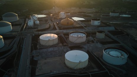 Петролът поскъпва след новите финансови стимули в Китай и напрежението в Близкия изток*