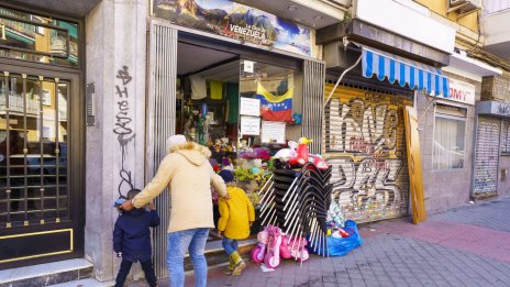 Испания върви в противоположна на Европа посока и разхлабва имиграционните правила