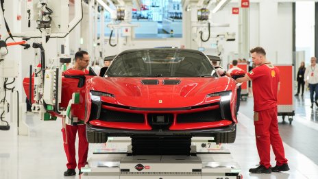 Автомобилите втора ръка на Ferrari поевтиняват, носейки нови тревоги 