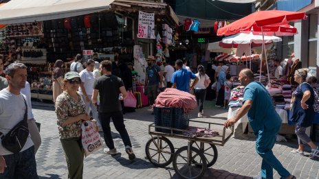 Растежът на турската икономика се забавя, отваряйки пътя за нови понижения на лихвите