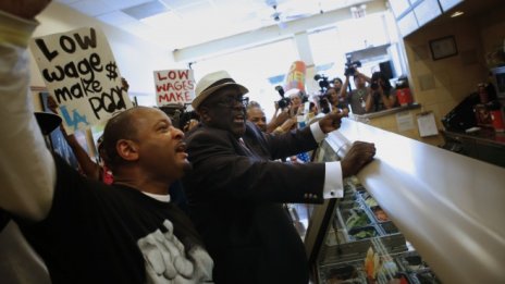 Вдигането на минималната заплата в САЩ не е опасно