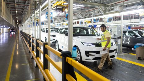 Tata Motors отчете първата си тримесечна печалба от две години насам