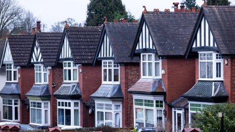 Търсенето на ипотечни кредити във Великобритания се връща към растеж в началото на годината