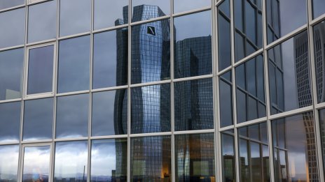 Акциите на Deutsche Bank се сриват с близо 14%, повличайки сектора
