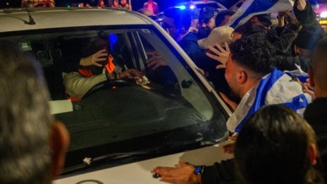 Израел и "Хамас" размениха заложници и затворници в началото на примирието