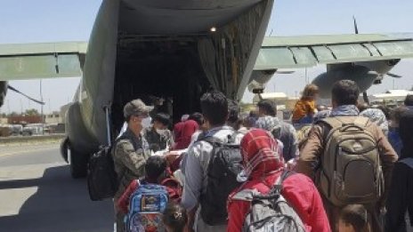 ООН: Половин милион афганистанци може да пресекат границите със съседните страни