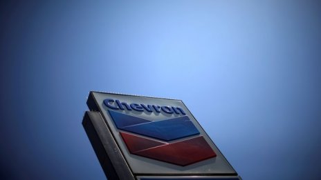 Спадът при цените на изкопаемите течни горива удари печалбата на Chevron