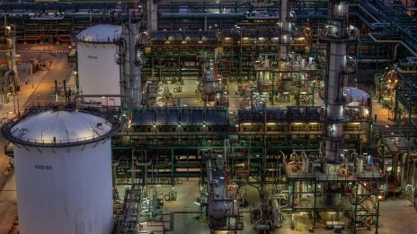 Петролът поскъпва заради опасения за доставките от САЩ и Русия*