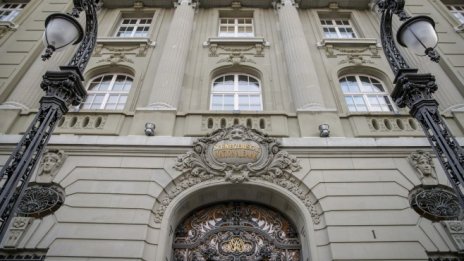 Швейцария остави лихвите без промяна, но смекчи тона за валутните си интервенции