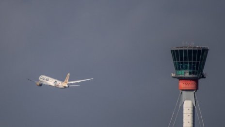 ЕС въоръжава Украйна и забранява руски медии и полети  