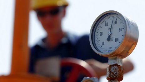 Добивът на природен газ в страната се срива през февруари