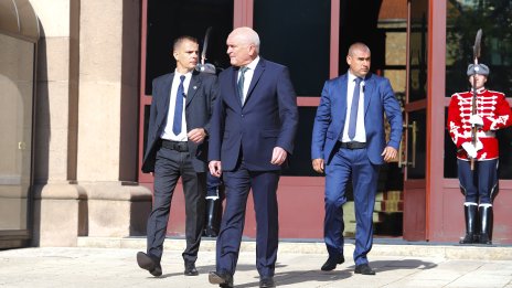 Външният и земеделският министър остават на постовете си засега