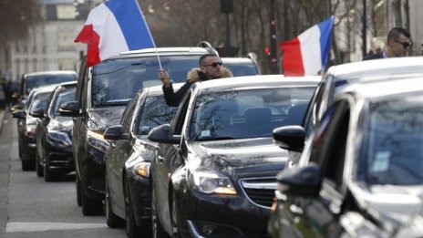 Uber е предложила компенсации на протестиращите шофьори във Франция