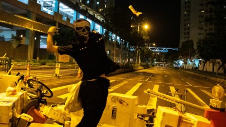 Защо Китай забранява износа на черни тениски за Хонконг?