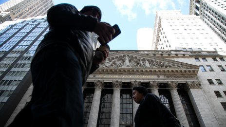 Водещите индекси на Wall Street започват сесията със слаби изменения*