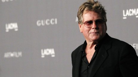 Райън О'Нийл получи право да задържи портрет от Уорхол