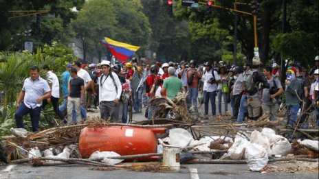 Кървавите сблъсъци на изборите във Венецуела взеха над 10 жертви