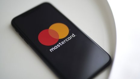 Mastercard се връща към ръст на печалбата след хладно начало на годината