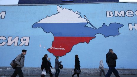 Русия се опасява от десант в Крим и минира крайбрежието, Украйна роботизира армията си