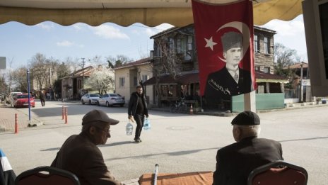 Борсата в Истанбул временно спря търговия заради силния срив