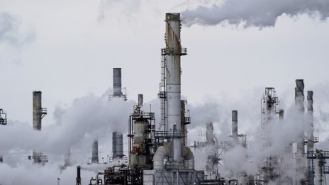 Цената на петрола се стабилизира след сигнал за разхлабване на мерките в Китай*