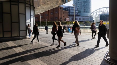 Безработицата във Великобритания спадна до най-ниското ниво от близо 50 години