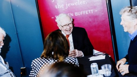 Бъфет харчи с широка ръка на фона на пазарните разпродажби 