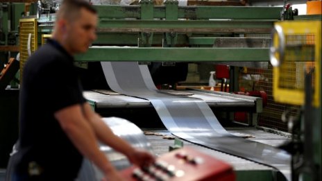 Активността в британския производствен сектор неочаквано се забавя през ноември