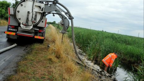 Продължава почистването на бензиновия разлив край Бургас
