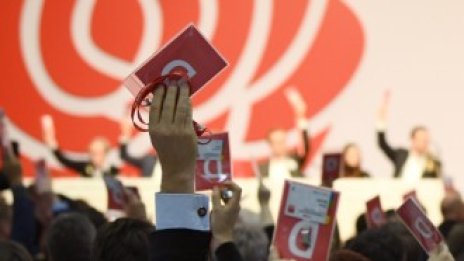 Германските социалдемократи решиха да не напускат коалицията с Меркел