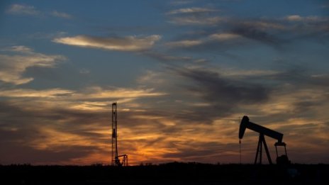 Петролът се търгува смесено след данните за ръст на резервите в САЩ