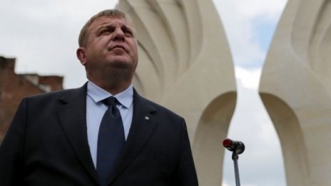 Каракачанов: България няма да преговаря с Русия за оръжейните лицензи