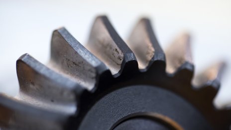 Фабричното производство в Япония се свива, но продажбите на дребно растат