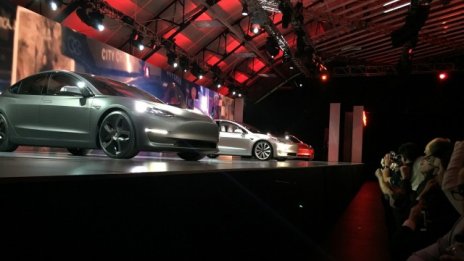 Tesla представи своя Model 3  