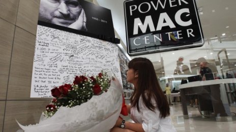 Apple почита паметта на Стив Джобс две седмици след смъртта му 