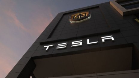 Tesla връща част от служителите си на работа