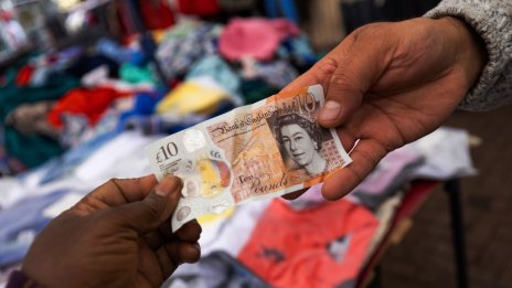 Как страните с валута с лика на Елизабет II ще променят парите си?