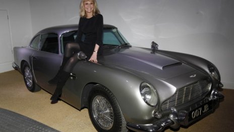Джеймс Бонд отново ще седне зад волана на легендарния Aston Martin