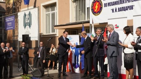 Ученици ще получават заплати, за да учат електротехника