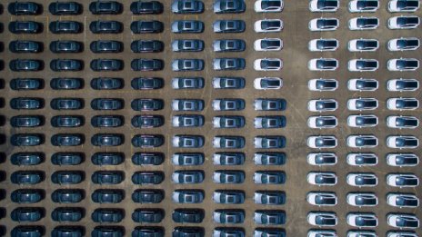 Китайският автомобилен пазар отчита 12 поредни месеца на спад в продажбите