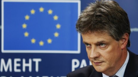 Британският еврокомисар Джонатан Хил се оттегля от поста си