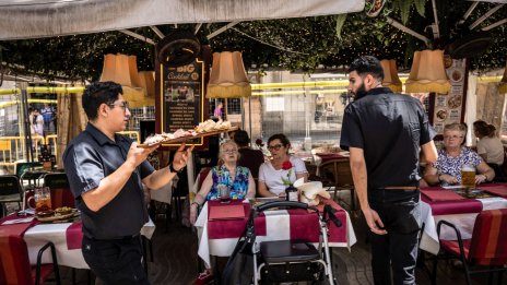 Как коренно различният подход на Испания към миграцията подкрепя растежа