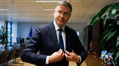 Домбровскис: Конфискуването на замразените руски активи в помощ на Украйна остава опция