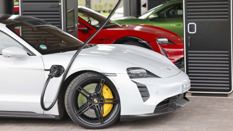 Освежената гама помага на Porsche да отчете по-голям марж след труден старт на годината