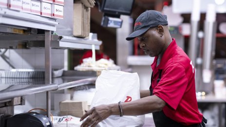 Броят на заявленията за помощи за безработни в САЩ достигна тримесечен връх