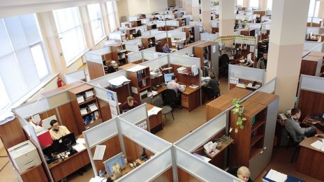 Фирмите запазват окуражителни планове за наемане на служители до края на годината