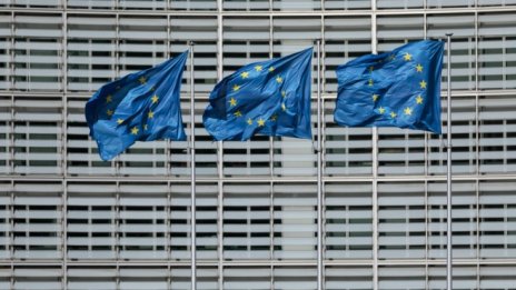 ЕК отхвърля обвиненията, че държи очите си затворени за събитията в България